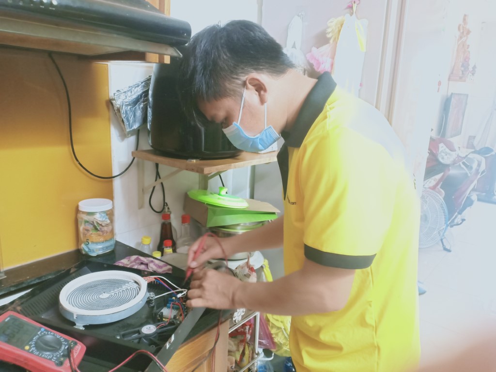 Dịch vụ sửa bếp từ Sanaky tại nhà