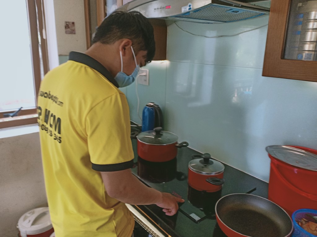 Sửa bếp từ Sanaky lỗi mất nguồn tại nhà