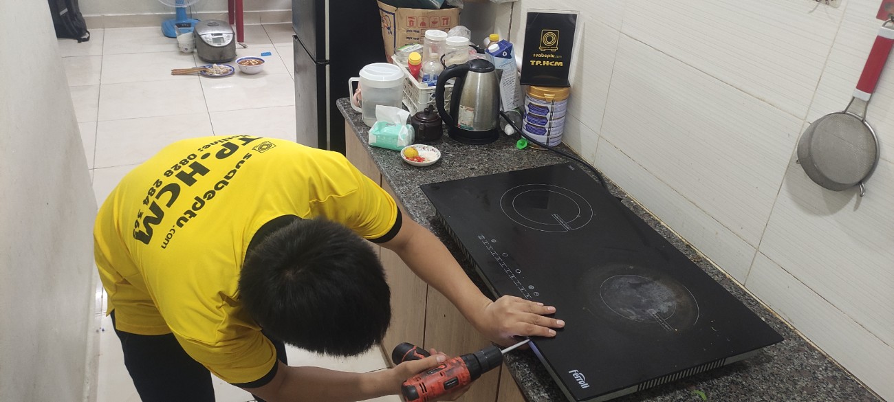 Thay mặt kính bếp từ tại đường Phan Văn Hân, Quận Bình Thạnh