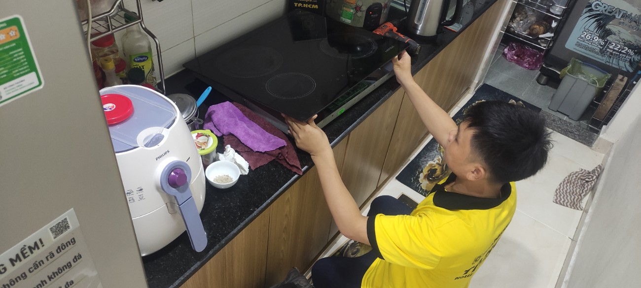 Dịch vụ thay mặt kính bếp điện từ tại đường Yên Đổ