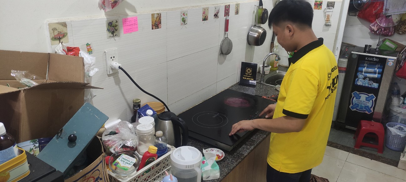 Thay mặt kính bếp từ tại đường Đinh Lễ, Quận 4