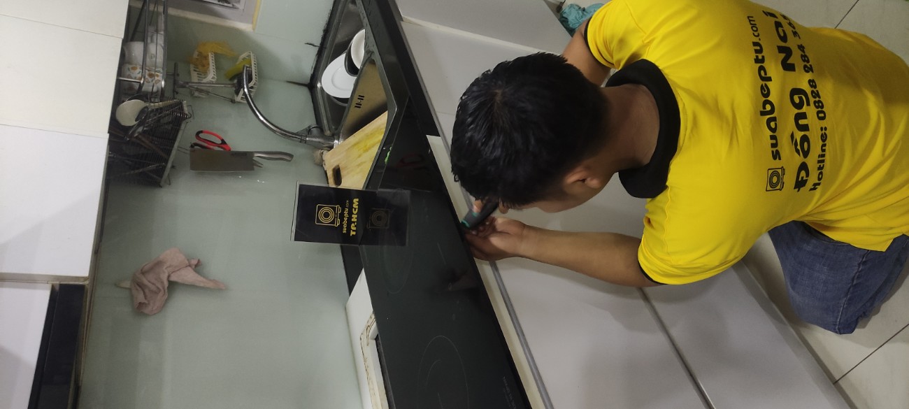 Thay mặt kính bếp từ tại đường Trần Bình Trọng, Quận Bình Thạnh