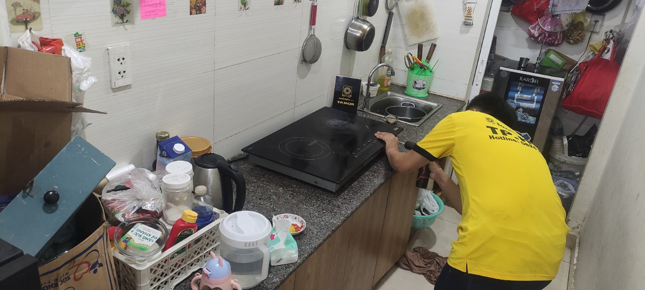 Thay mặt kính bếp từ tại đường Vũ Huy Tấn, Quận Bình Thạnh