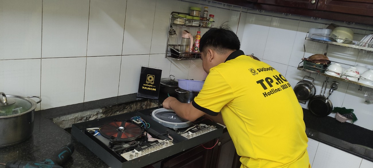 Thay mặt kính bếp từ tại đường Miếu Gò Xoài, Quận Bình Tân